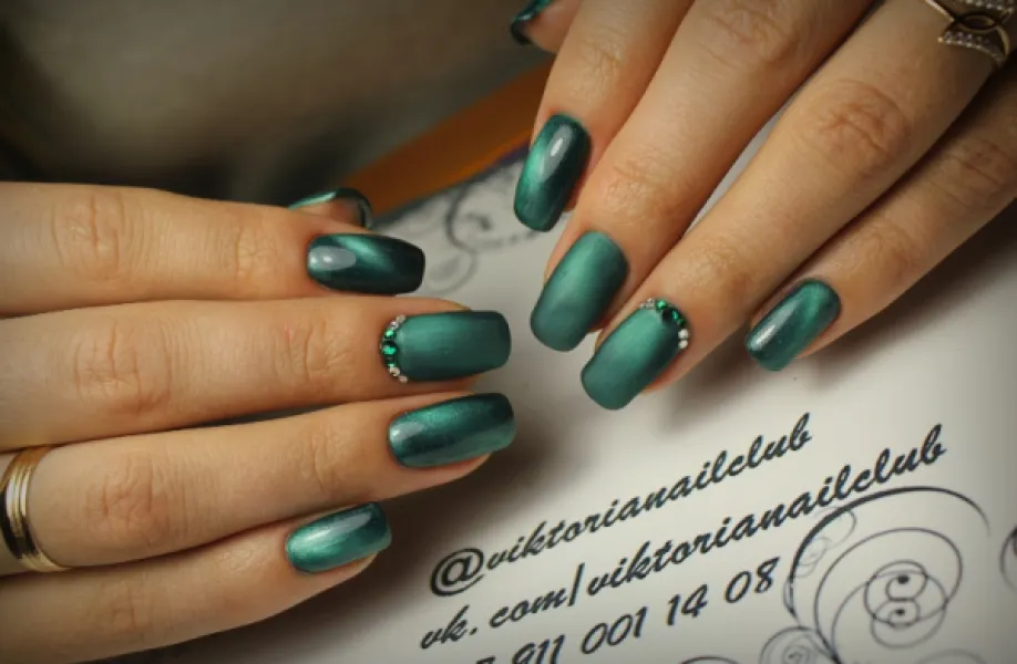 Овальні нігті: глибокий матовий зелений зі сріблястими блискучими акцентами