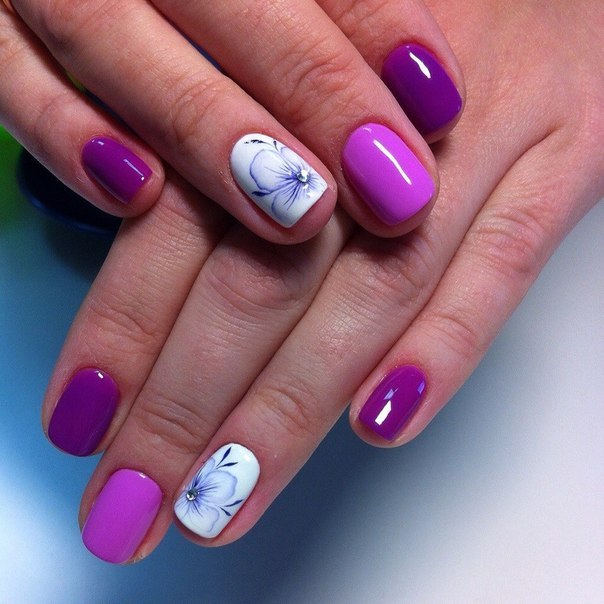 Квітковий фіолетовий манікюр зі стразами та блиском на овальних нігтях