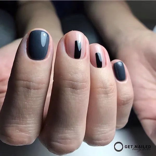 Мінімалістичний сіро-чорний дизайн на круглих нігтях з геометрією