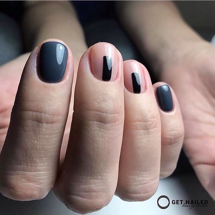 Геометричний мінімалізм: сіро-чорний дизайн на коротких круглих нігтях