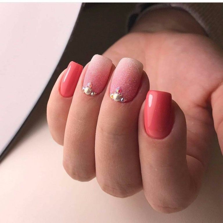 Рожеве омбре з сріблястими блискітками на квадратних нігтях