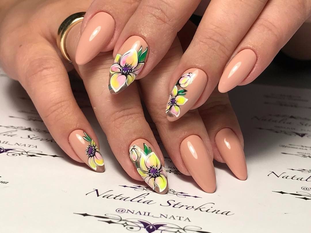 Квітковий ручний розпис на бежевих мигдалеподібних нігтях