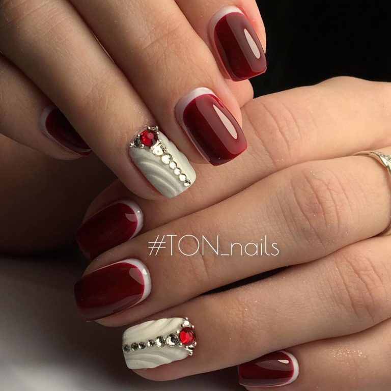 Бордовий френч з блиском та 3D елементами на овальних нігтях