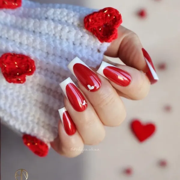 Довгі червоно-білі нігті труна з блискучим френчем: гель-лак та мінімалізм