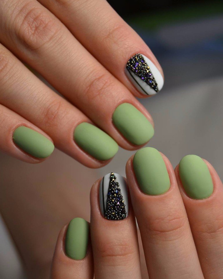 Зелений матовий манікюр з чорними 3D акцентами