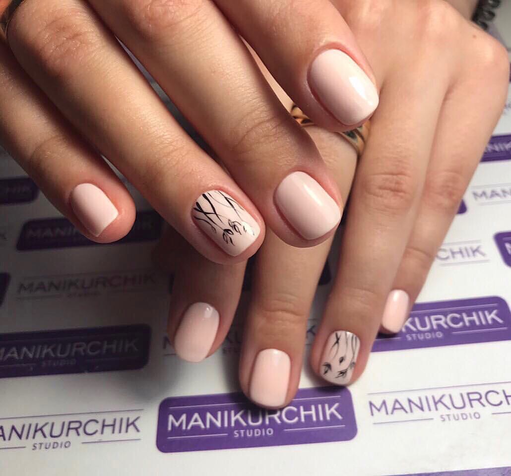 Бежевий манікюр з чорним квітковим ручним розписом на коротких круглих нігтях