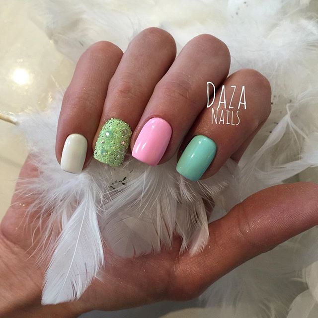 Весняний дизайн: зелений гель-лак з рожевими блискітками