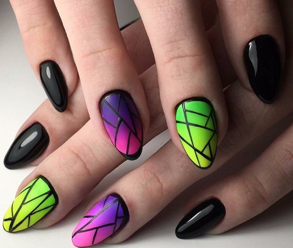 Фіолетовий матовий манікюр омбре з геометричними лініями