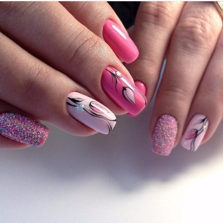 Весняний рожевий манікюр: квітковий розпис, чорні акценти та сріблясті стрази на мигдалі