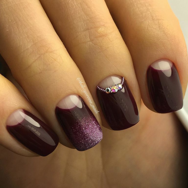 Розкішний бордовий френч з фіолетовими блискітками та негативним простором