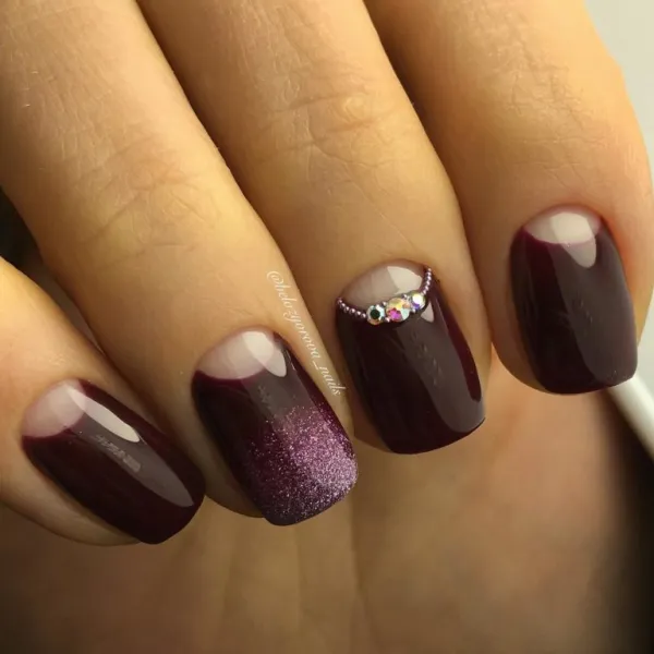 Бордовий френч з фіолетовими блискітками: кругла форма, святковий блиск
