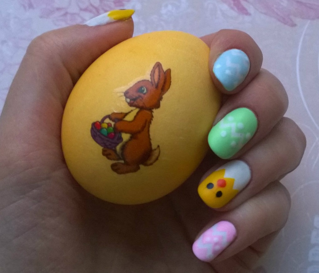 Геометричний манікюр: жовтий дизайн з ручним розписом на овальних нігтях