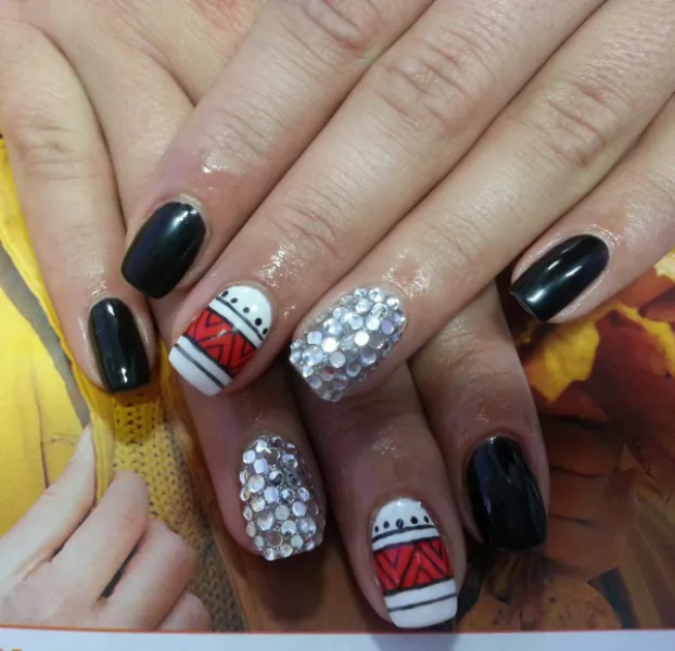 Чорно-червоний максималізм: блискучий геометричний вибух на круглих нігтях