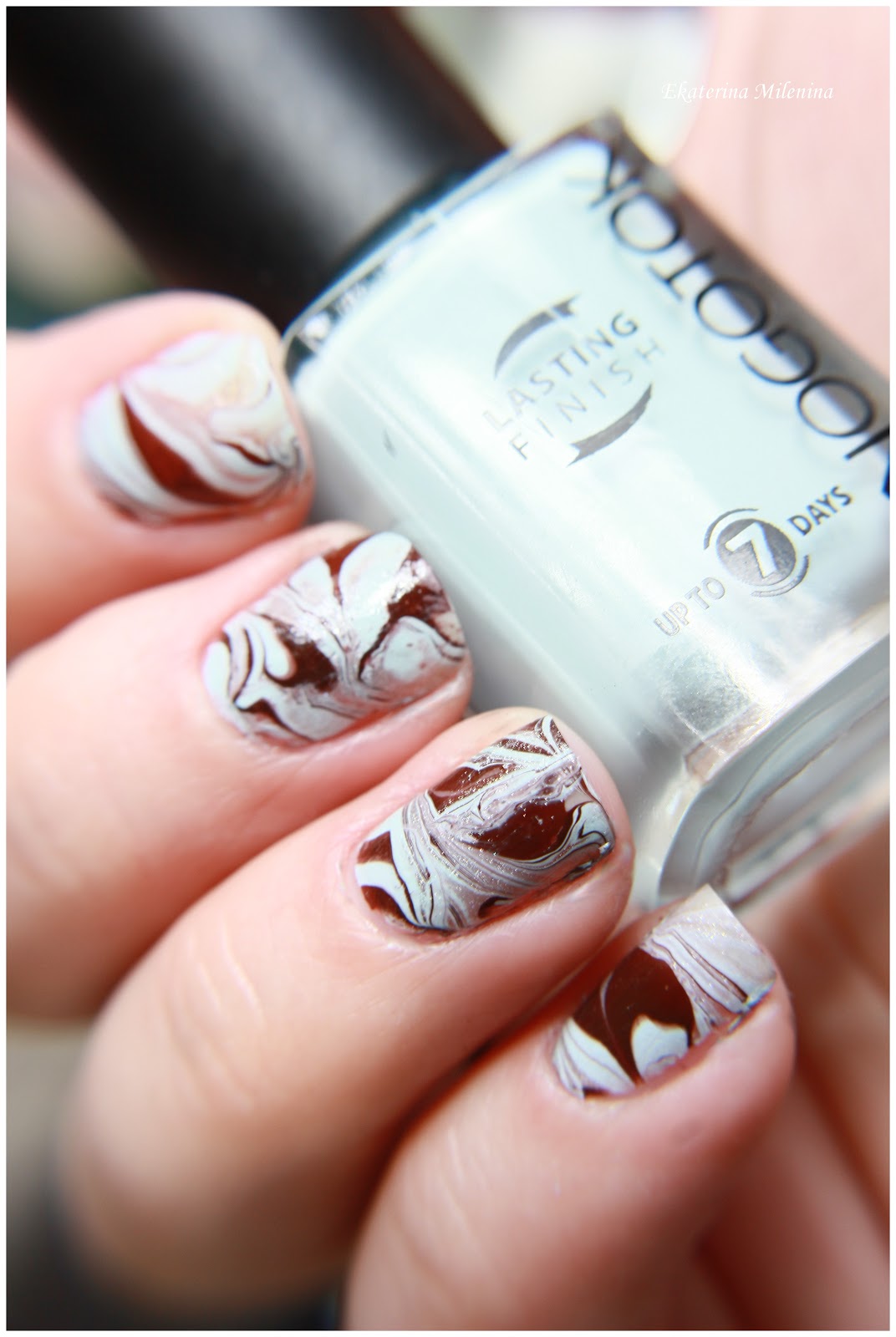 Абстрактний мармуровий дизайн нігтів у синіх та коричневих кольорах