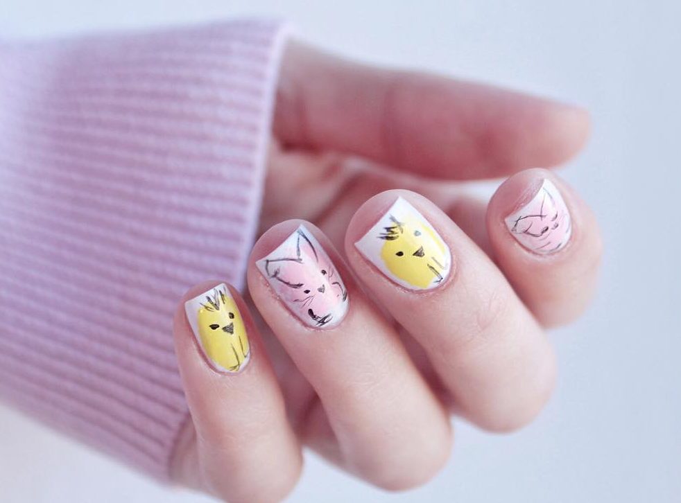 Весняний манікюр з ручним розписом жовтих квітів на білому фоні