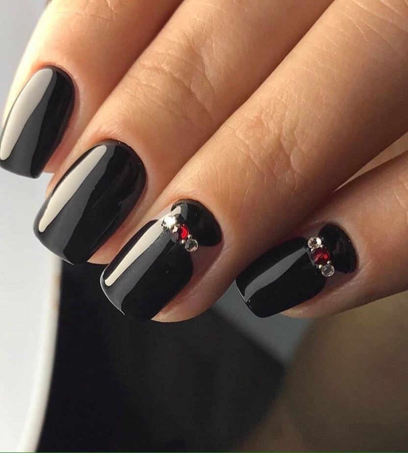 Чорний манікюр з червоними акцентами та сріблястим блиском