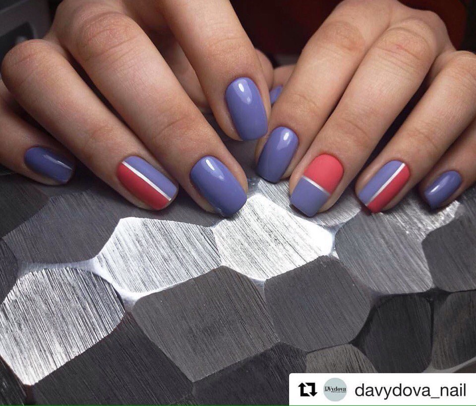 Геометричний манікюр: фіолетовий з червоними лініями
