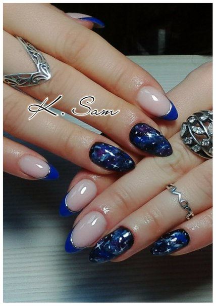 Синій френч з абстрактним ручним розписом на мигдалеподібних нігтях