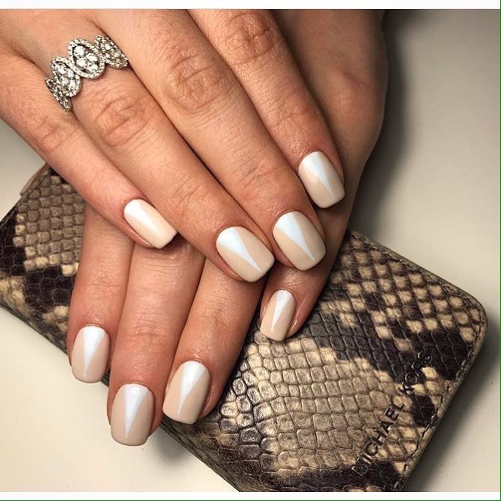 Бежевий манікюр з білою геометрією та ручним розписом