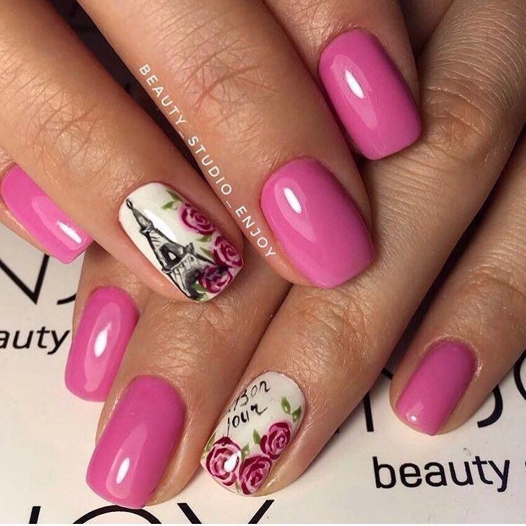 Овальні нігті: витончений рожево-білий манікюр з ручним квітковим розписом