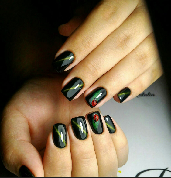 Квітковий зелений манікюр з геометричними візерунками