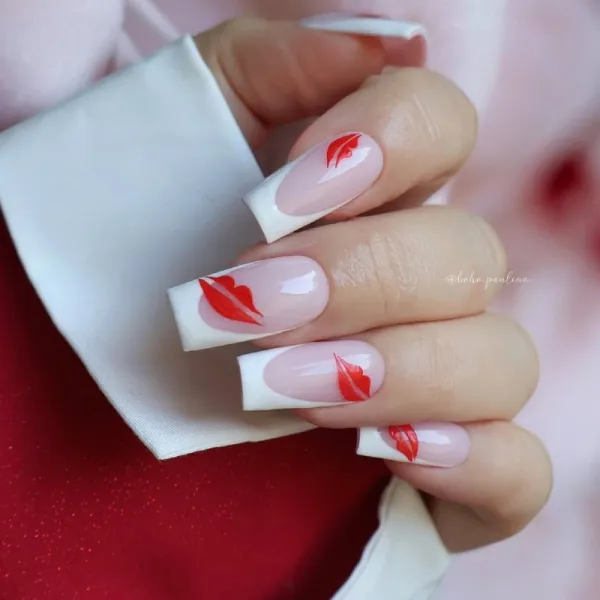 Довгі квадратні нігті: Червоний мінімалізм та французький гель-лак