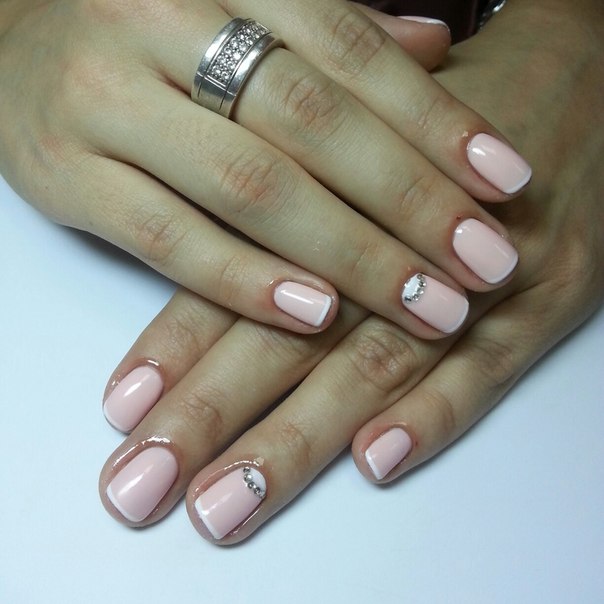 Короткі круглі нігті: бежевий френч у стилі мінімалізм зі срібними стразами