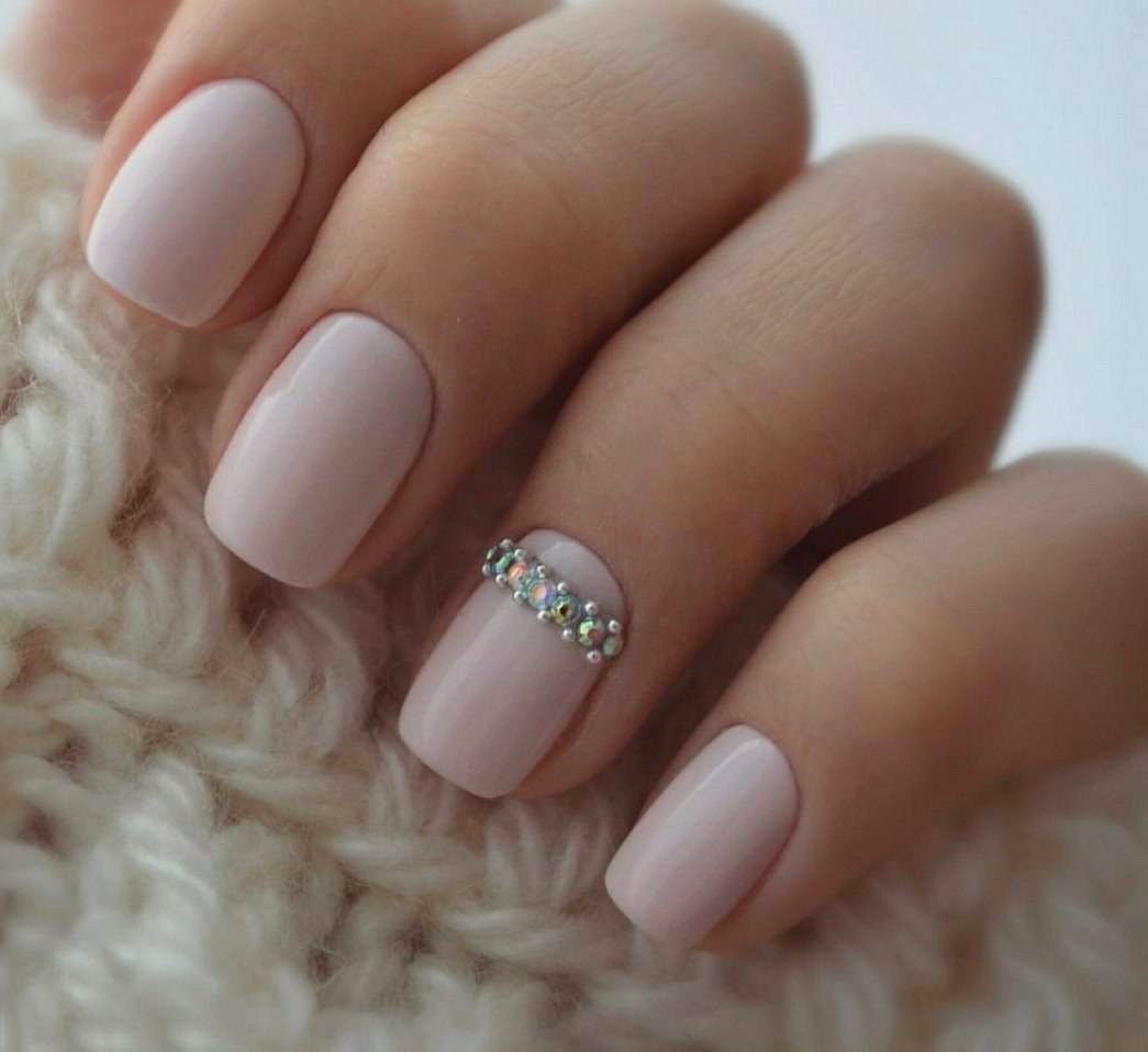 Квадратні нігті: бежева база та сріблясті блискучі стрази