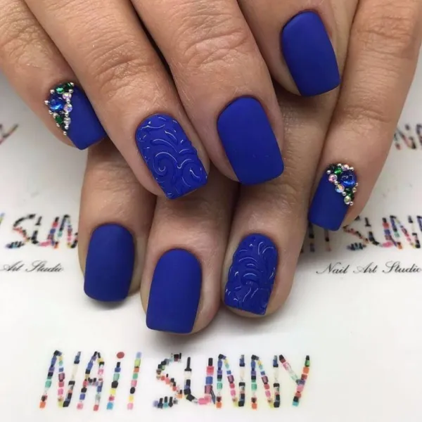 Максималізм синього й зеленого: матовий 3D дизайн на квадратних нігтях