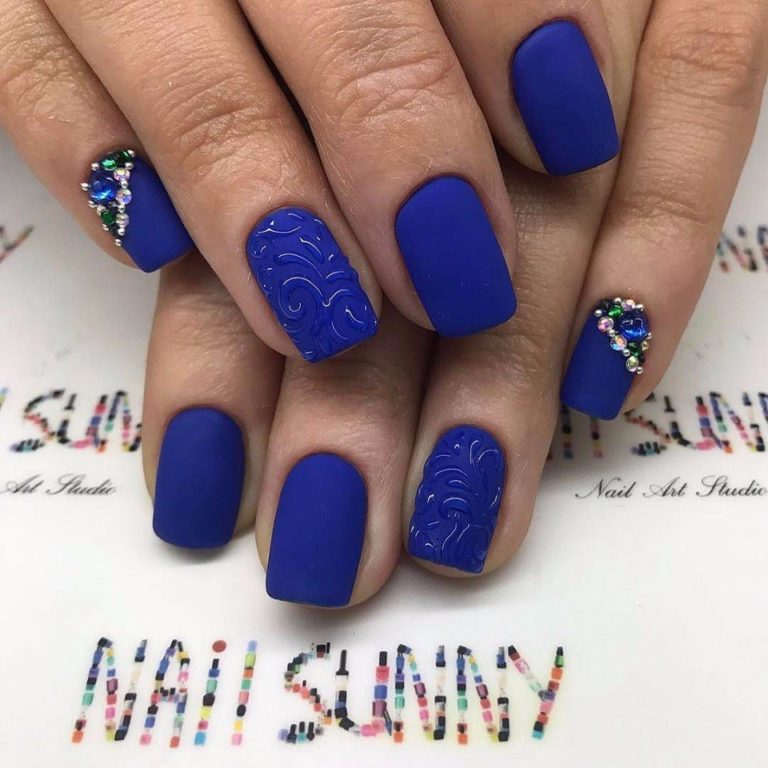 Екстравагантний манікюр: синій матовий, зелений 3D розпис та срібні стрази на квадраті