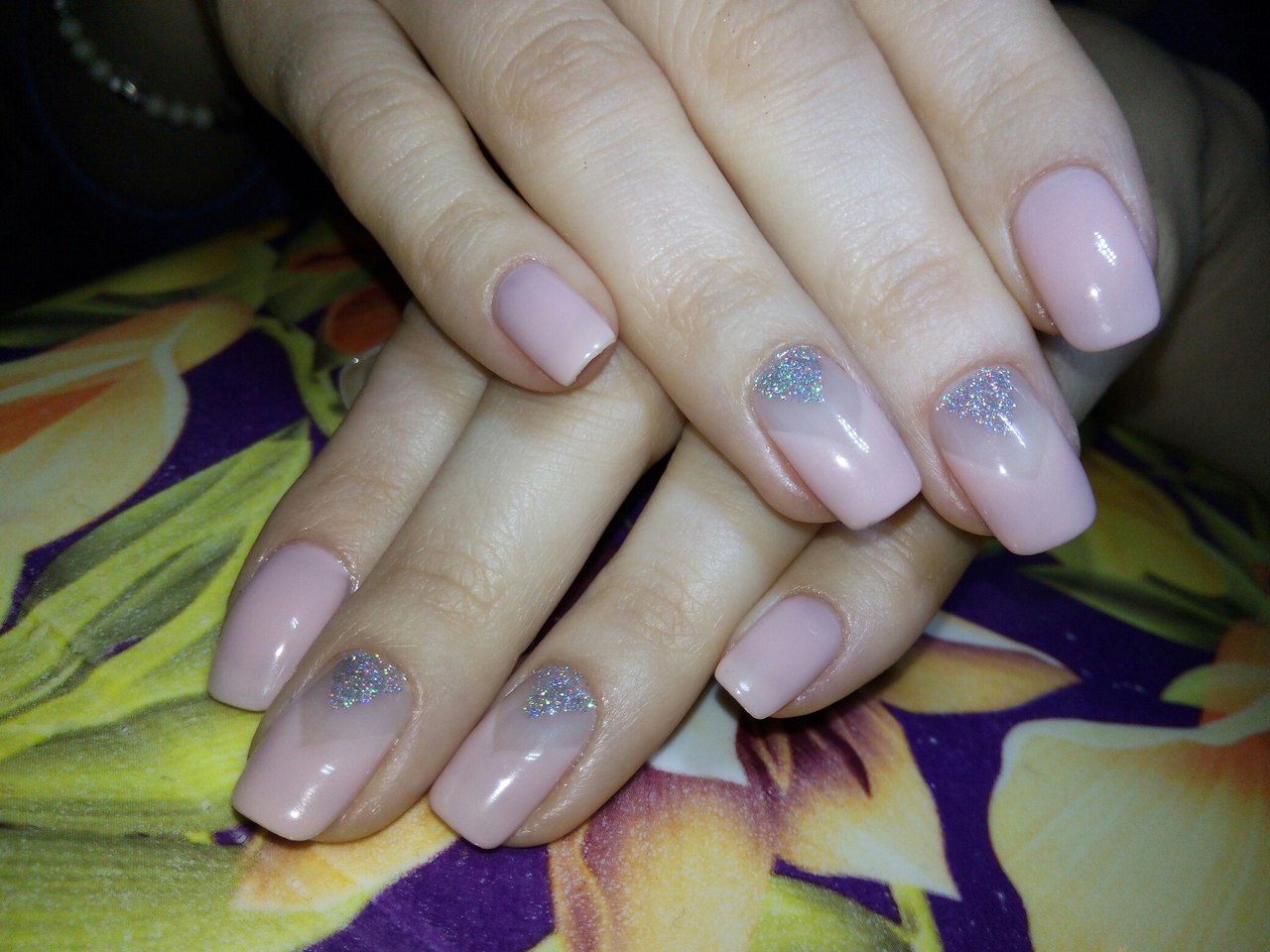 Манікюр рожевий омбре з блискучим сріблом та негативним простором