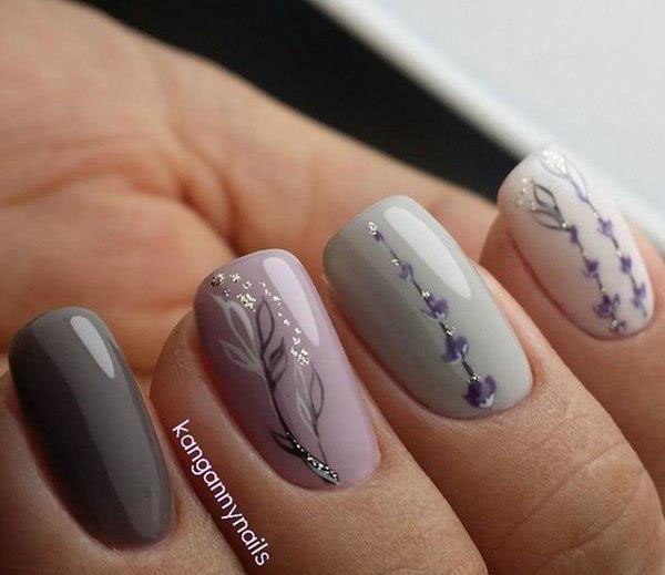 Елегантний сіро-фіолетовий манікюр: квітковий розпис та блиск на овальних нігтях