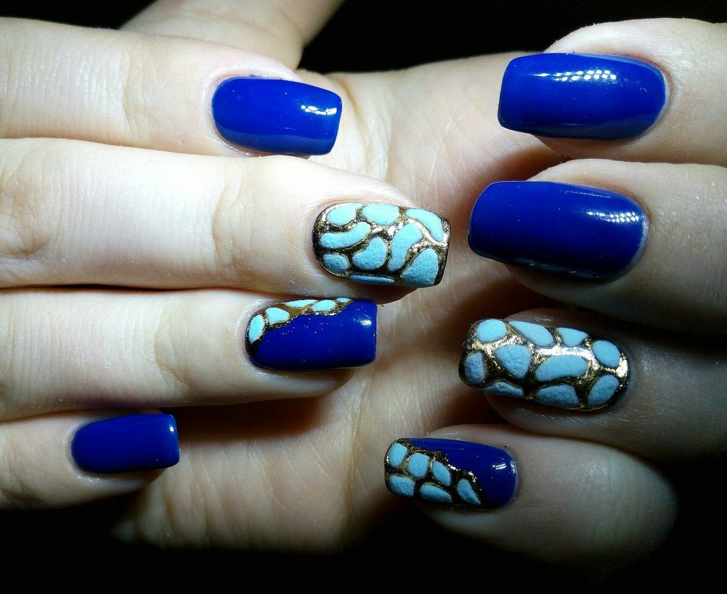 Синій абстрактний манікюр з ручним розписом золотом