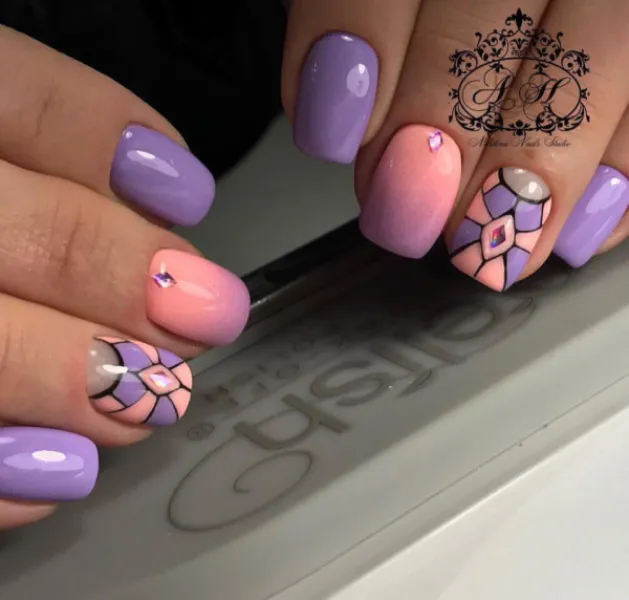 Фіолетово-рожеве омбре: геометрія та блиск на овальних нігтях