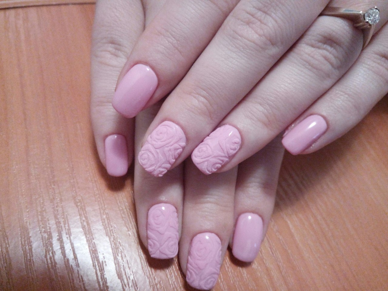 Рожевий квітковий манікюр з ручним розписом та 3D ефектом