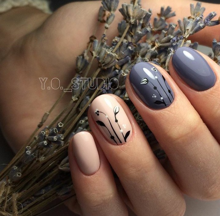 Фіолетовий квітковий дизайн на бежевій основі