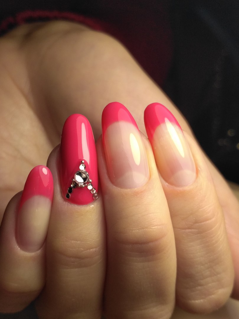 Рожевий френч манікюр зі сріблястим акцентом на мигдалеподібних нігтях