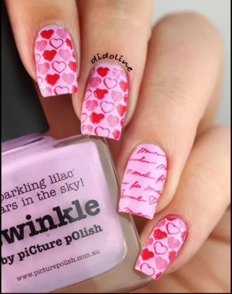 Овальні нігті: рожевий з червоним геометричним штампуванням у стилі максималізм