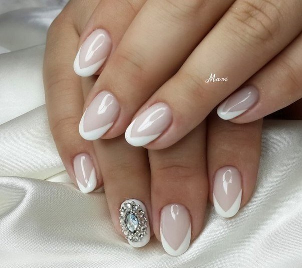 Френч манікюр у бежевих тонах зі срібними стразами