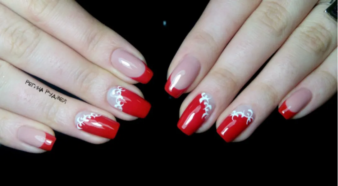 Червоний абстрактний френч на овальних нігтях з білим розписом