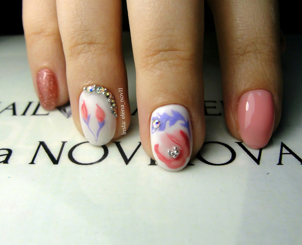 Розкішний рожево-білий манікюр: овальні нігті з квітковим розписом та блиском