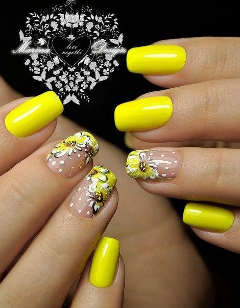 Квітковий манікюр: жовті квіти з ручним розписом на бежевій основі