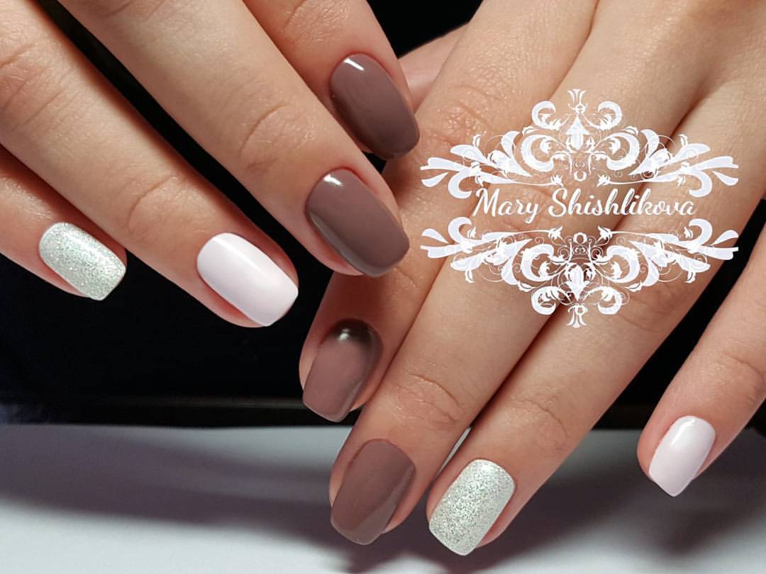 Коричневий манікюр з бежевим та сріблястими блискітками