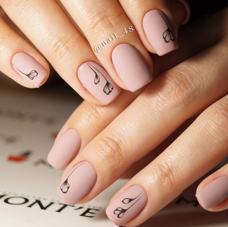 Матовий рожевий манікюр з чорними квітами на овальних нігтях