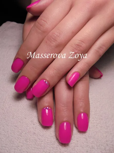 Ніжно-рожевий блиск: круглі нігті зі сріблястими стразами