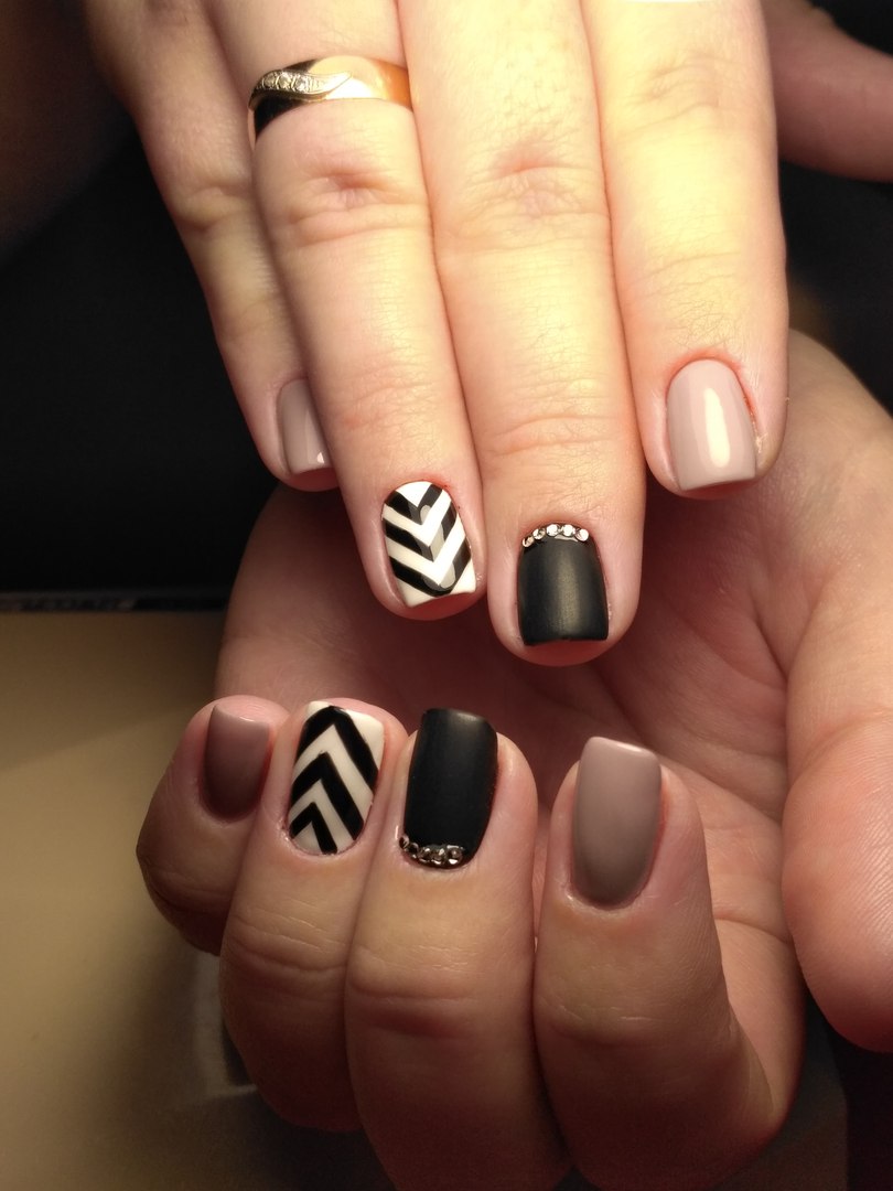 Матовий бежевий манікюр з геометричним чорним розписом та стразами