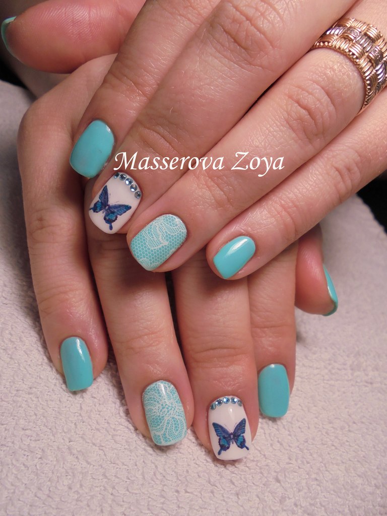 Синій манікюр у стилі максималізм з білими візерунками та стразами