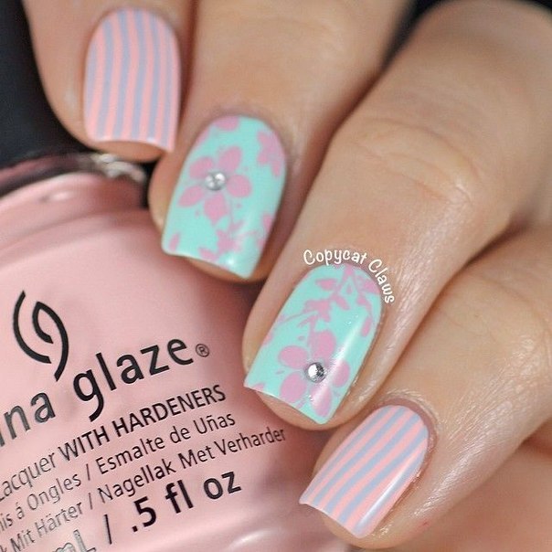 Рожевий манікюр з квітковими візерунками та стразами