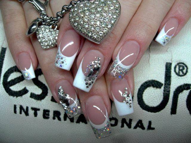 Бежевий французький манікюр з блиском та 3D стразами