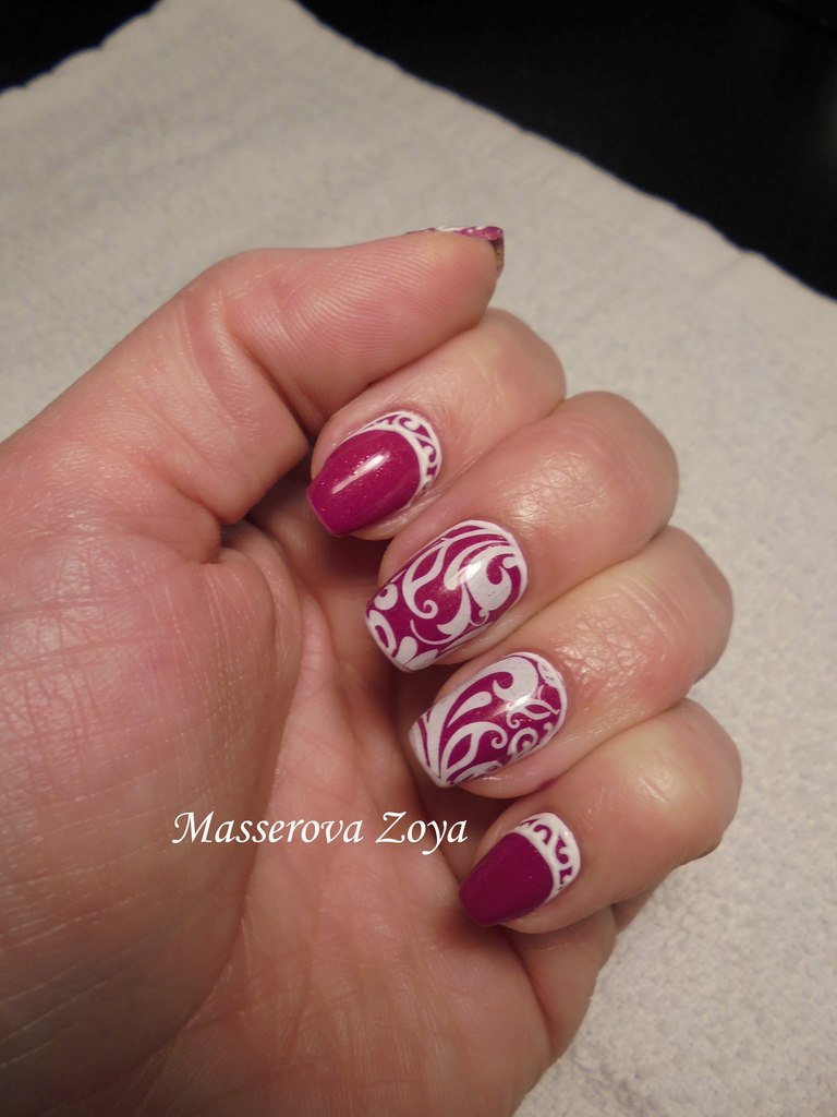 Бордовий манікюр з білим абстрактним штампуванням